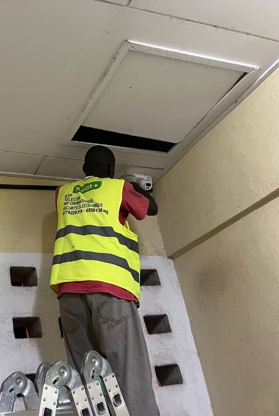 Pose de Caméra IP sous Plafond par un Technicien